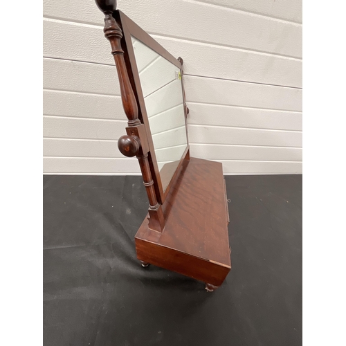 318 - GEORGIAN MAHOGANY DRESSING TABLE MIRROR WITH 3 DRAWERS TO BASE COMPLETE WITH KEY ON TURNED LEGS H22