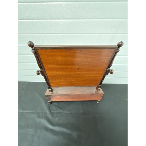 318 - GEORGIAN MAHOGANY DRESSING TABLE MIRROR WITH 3 DRAWERS TO BASE COMPLETE WITH KEY ON TURNED LEGS H22