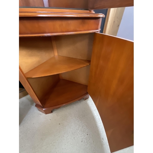 354 - MODERN MAHOGANY CORNER CABINET WITH GLASS DOOR TO TOP H70