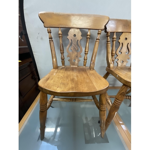 368 - MODERN BEECH GLASS TOPPED EXTENDING KITCHEN TABLE AND 4 BEECH FARMHOUSE CHAIRS H30