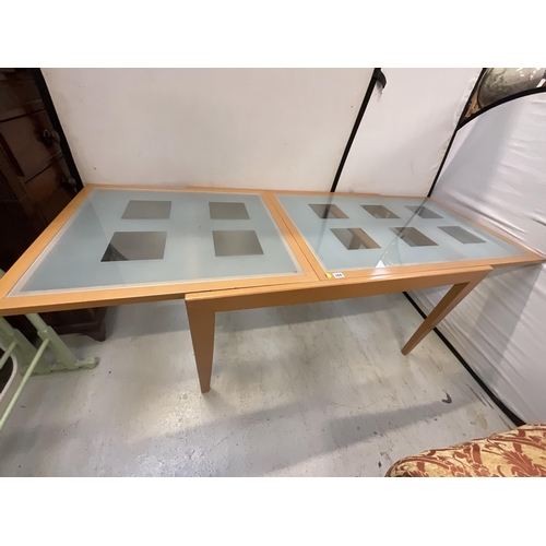 368 - MODERN BEECH GLASS TOPPED EXTENDING KITCHEN TABLE AND 4 BEECH FARMHOUSE CHAIRS H30