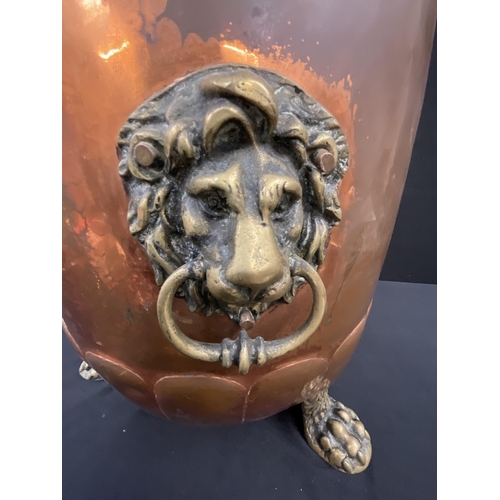 379 - COPPER COAL BUCKET ON CLAW FEET WITH LIONS HEAD HANDLES H14.5