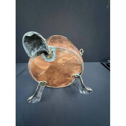 379 - COPPER COAL BUCKET ON CLAW FEET WITH LIONS HEAD HANDLES H14.5