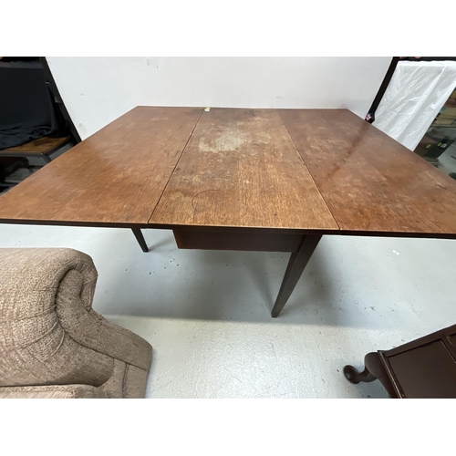 380 - GEORGAIN OAK DROP LEAF GATE LEG DINING TABLE H29