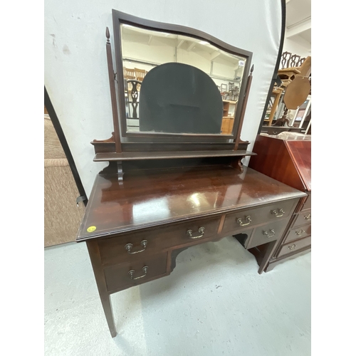 384 - EDWARDAIN MAHOGANY INLAID DRESSING TABLE WITH KNEEHOLE TO BASE H58