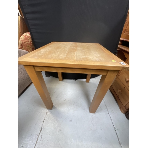 387 - MODERN OAK KITCHEN TABLE H31