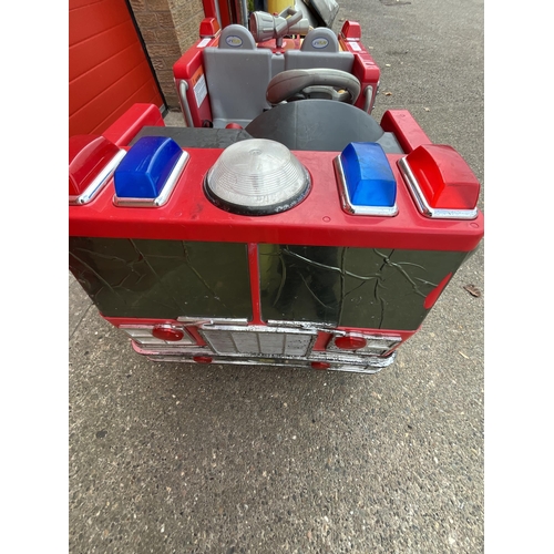 405 - CHILDRENS BATTERY OPERATED FIRE ENGINE H25.5