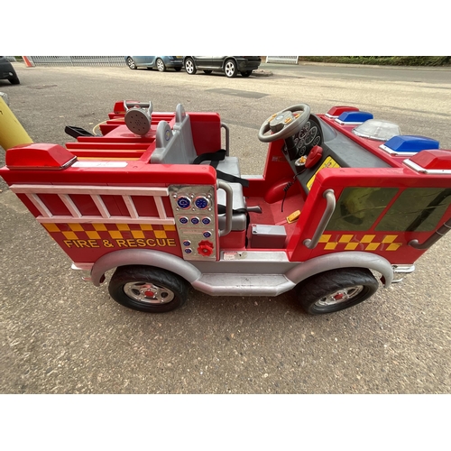 405 - CHILDRENS BATTERY OPERATED FIRE ENGINE H25.5