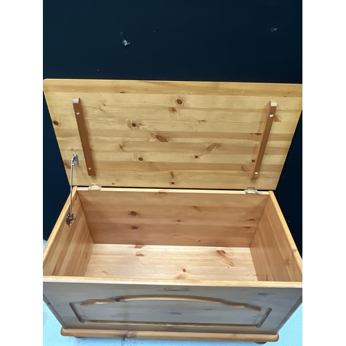 413 - MODREN PINE BLANKET BOX H19.5