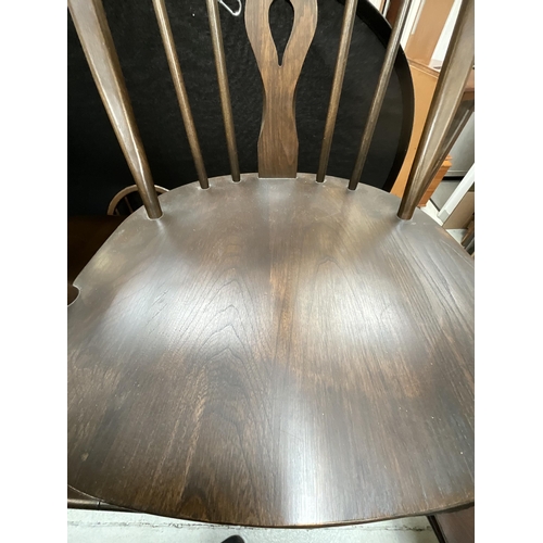 419 - DARK OAK BADGED ERCOL EXTENDING DINING TABLE AND 6 MATCHING CHAIRS INCLUDING 2 CARVERS H29