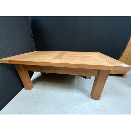 424 - MODERN OAK COFFEE TABLE H19.5