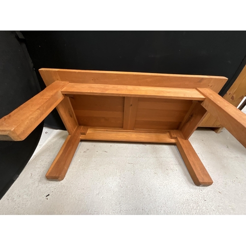 424 - MODERN OAK COFFEE TABLE H19.5