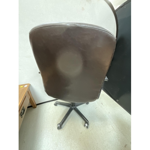 425 - MODERN BLACK/BROWN SWIVELL OFFICE CHAIR H40