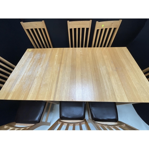 430 - MODERN LIGHT OAK EXTENDING DINING TABLE AND 8 MATCHING CHAIRS H30