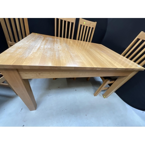 430 - MODERN LIGHT OAK EXTENDING DINING TABLE AND 8 MATCHING CHAIRS H30