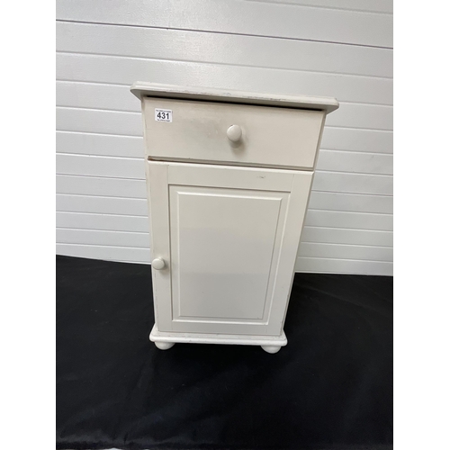 431 - PAINTED MODERN BEDSIDE CABINET WITH SINGLE DRAWER OVER SINGLE DOOR H30.5