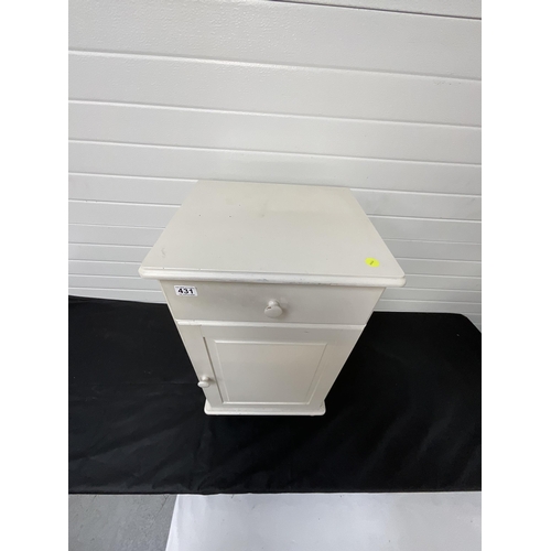 431 - PAINTED MODERN BEDSIDE CABINET WITH SINGLE DRAWER OVER SINGLE DOOR H30.5