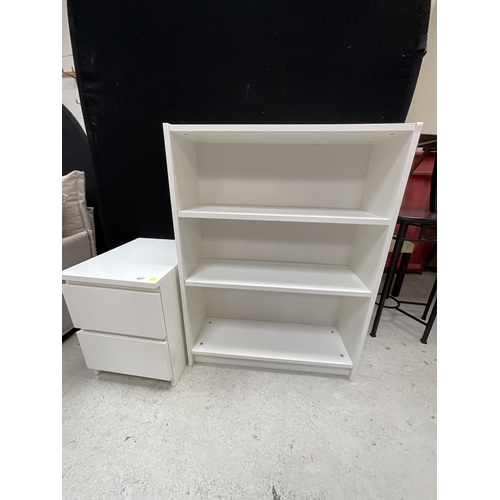 437 - MODERN WHITE BOOKCASE H42