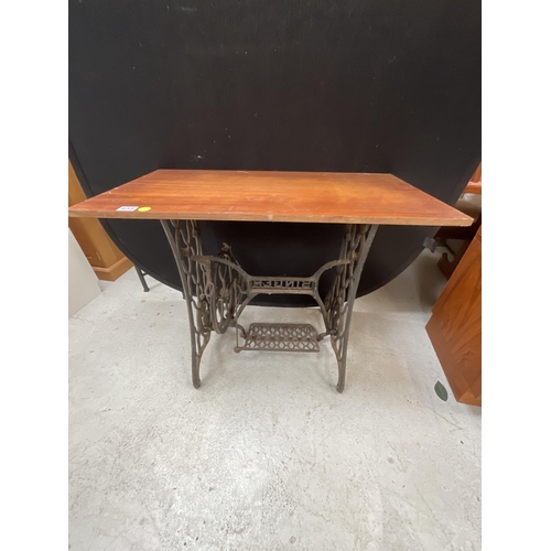 439 - SINGER CAST IRON BASED TABLE H29