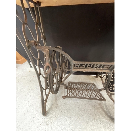 439 - SINGER CAST IRON BASED TABLE H29