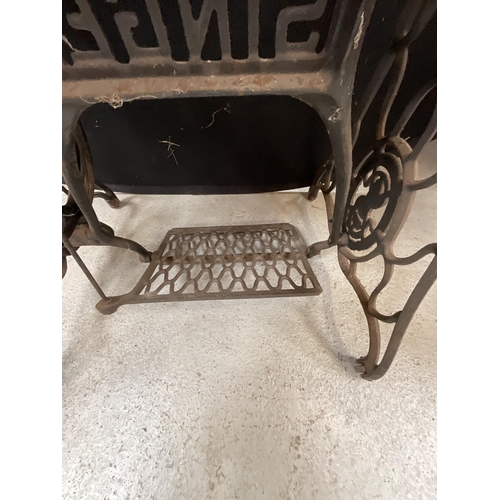 439 - SINGER CAST IRON BASED TABLE H29