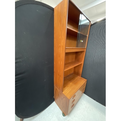 440 - BADGED G PLAN TEAK WALL CABINET WITH GLASS SLIDING DOORS TO TOP OPEN SHELVES BELOW AND 3 DRAWERS TO ... 