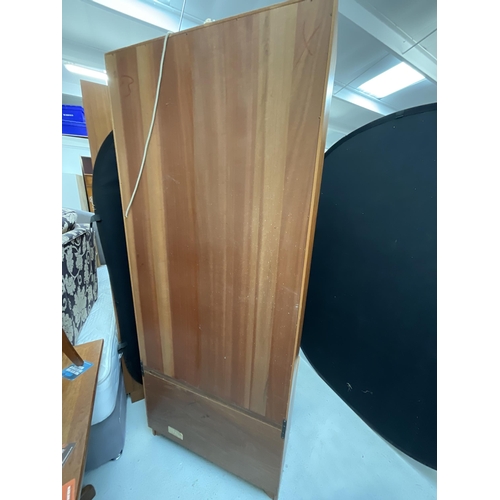 440 - BADGED G PLAN TEAK WALL CABINET WITH GLASS SLIDING DOORS TO TOP OPEN SHELVES BELOW AND 3 DRAWERS TO ... 