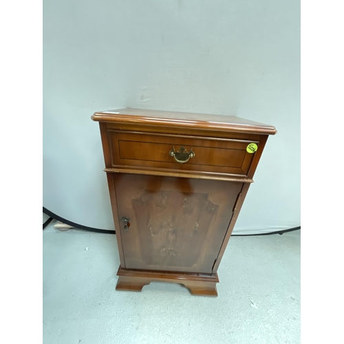 447 - REPRODUCTION MAHOGANY SIDEBOARD WITH 3 DRAWERS OVER 3 DOORS COMPLETE WITH KEYS H29