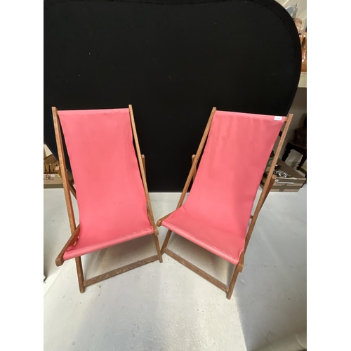 462 - 2 VINTAGE FOLDING DECK CHAIRS