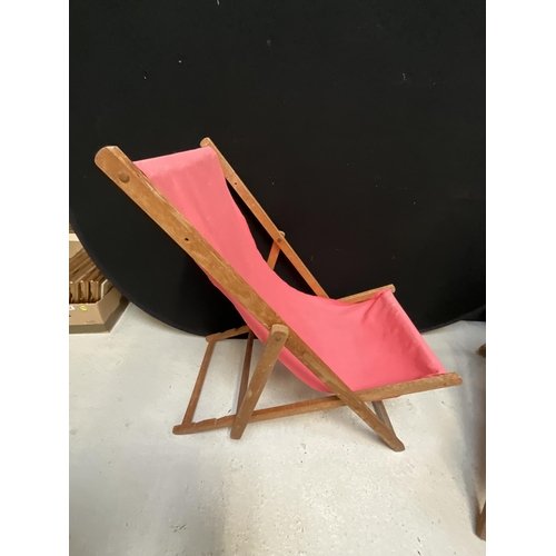 462 - 2 VINTAGE FOLDING DECK CHAIRS