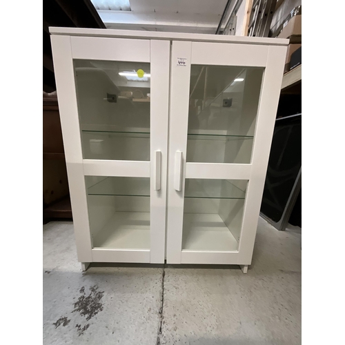 464 - MODERN WHITE 2 DOOR GLASS CABINET H38