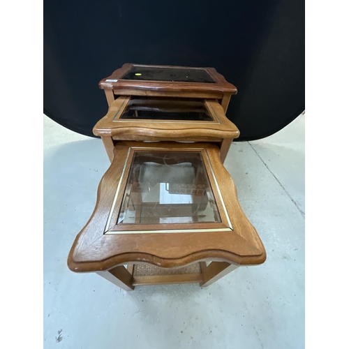 466 - REPRODUCTION MAHOGANY NEST OF 3 TABLES WITH GLASS TOPS H19