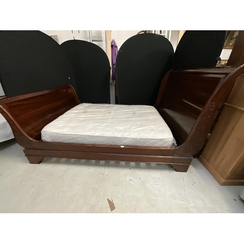 470 - REPRODUCTION 5FT MAHOGANY SLIEGH BED WITH 4'6 MATTRESS