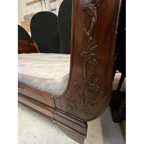 470 - REPRODUCTION 5FT MAHOGANY SLIEGH BED WITH 4'6 MATTRESS