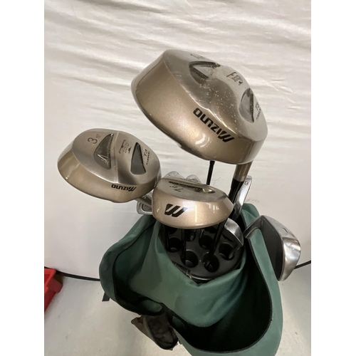 100 - SET OF GOLF CLUBS IN BAG