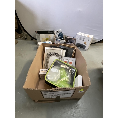 32 - BOX OF ELECTRICAL KITCHEN ITEMS TO INCLUDE SANDWICH TOASTER STEAM IRON ETC