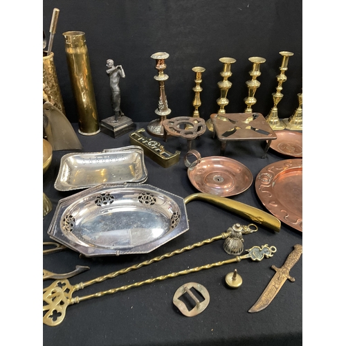 75 - BOX OF BRASS AND METALWARE TO INCLUDE COPPER ARTS & CRAFTS TRAY WITH IMPRESSED MARK S&S