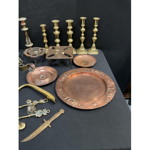 75 - BOX OF BRASS AND METALWARE TO INCLUDE COPPER ARTS & CRAFTS TRAY WITH IMPRESSED MARK S&S