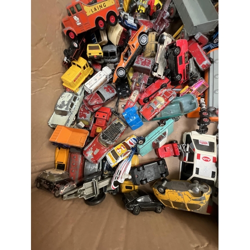 86 - BOX OF VINTAGE TOY CARS AND LORRIES TO INCLUDE DINKY ETC