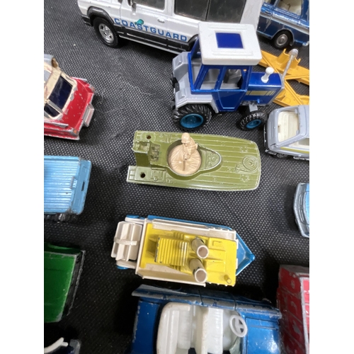 86 - BOX OF VINTAGE TOY CARS AND LORRIES TO INCLUDE DINKY ETC