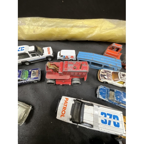 86 - BOX OF VINTAGE TOY CARS AND LORRIES TO INCLUDE DINKY ETC