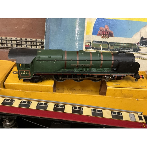 95 - VINTAGE HORNBY DUBLO ELECTRIC TRAIN SET BY MECCANO TO INCLUDE TRAIN BOARD AND ACCESSORIES MOSTLY BOX... 