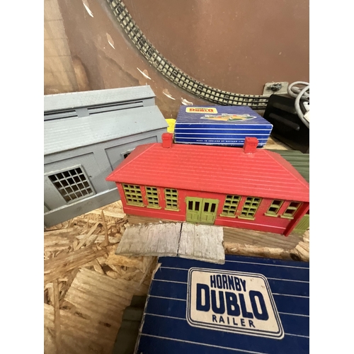 95 - VINTAGE HORNBY DUBLO ELECTRIC TRAIN SET BY MECCANO TO INCLUDE TRAIN BOARD AND ACCESSORIES MOSTLY BOX... 