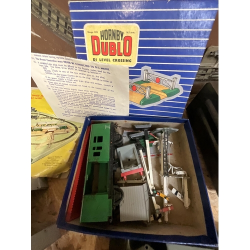 95 - VINTAGE HORNBY DUBLO ELECTRIC TRAIN SET BY MECCANO TO INCLUDE TRAIN BOARD AND ACCESSORIES MOSTLY BOX... 