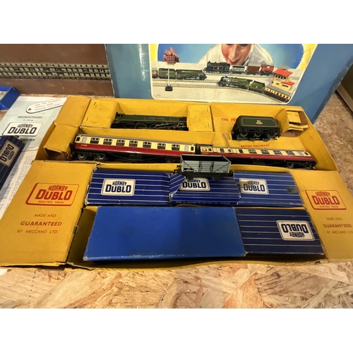 95 - VINTAGE HORNBY DUBLO ELECTRIC TRAIN SET BY MECCANO TO INCLUDE TRAIN BOARD AND ACCESSORIES MOSTLY BOX... 