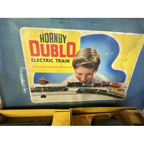 95 - VINTAGE HORNBY DUBLO ELECTRIC TRAIN SET BY MECCANO TO INCLUDE TRAIN BOARD AND ACCESSORIES MOSTLY BOX... 