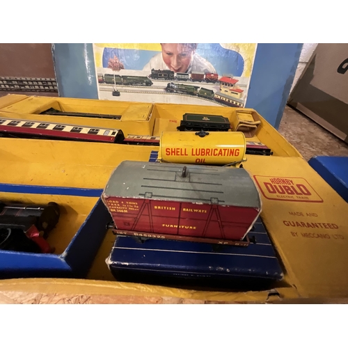 95 - VINTAGE HORNBY DUBLO ELECTRIC TRAIN SET BY MECCANO TO INCLUDE TRAIN BOARD AND ACCESSORIES MOSTLY BOX... 