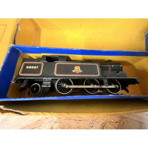 95 - VINTAGE HORNBY DUBLO ELECTRIC TRAIN SET BY MECCANO TO INCLUDE TRAIN BOARD AND ACCESSORIES MOSTLY BOX... 