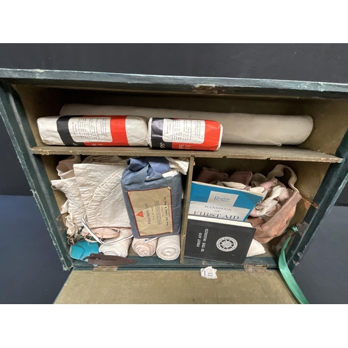 105 - BOOTS PURE DRUG COMPANY LTD NOTTINGHAM VINTAGE FIRST AID CABINET AND CONTENTS H14