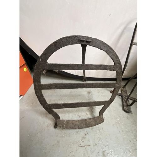 116 - VICTORIAN HANGING CAST IRON POT AND 2 SADDLE STANDS, 2 TRIVETS